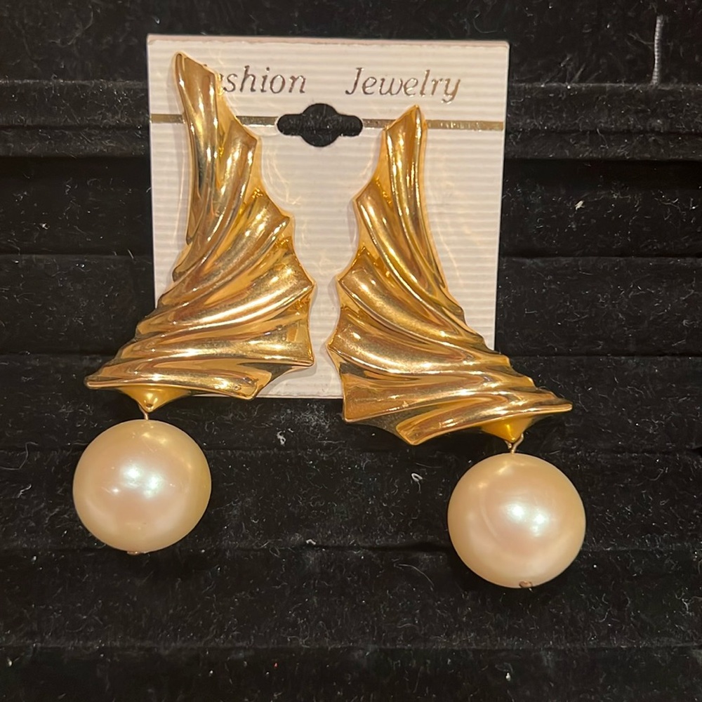 Fashion pearl earrings